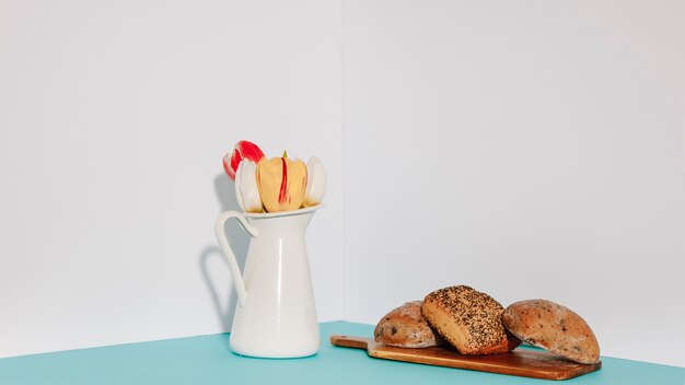 Pasticceria e vaso con fiori