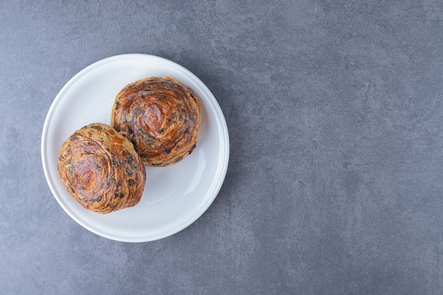 Pasticceria fresca Gogal su un piatto sul tavolo di marmo.