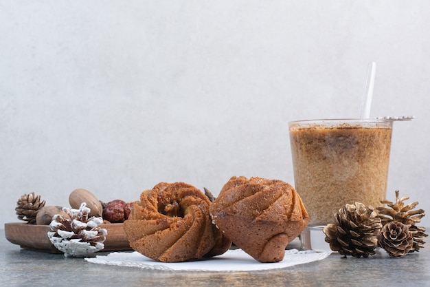 Pasticcini dolci con pigne nelle quali e tazza di caffè. Foto di alta qualità