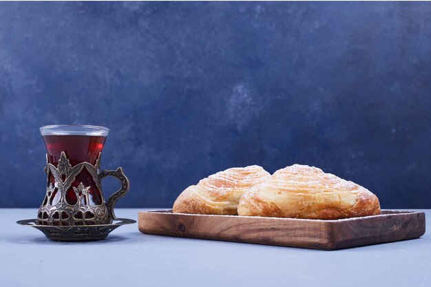 Pasticcini tradizionali caucasici con un bicchiere di tè, vista laterale. Foto di alta qualità