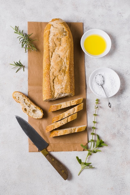 Pasto colazione con pane, uova e farina