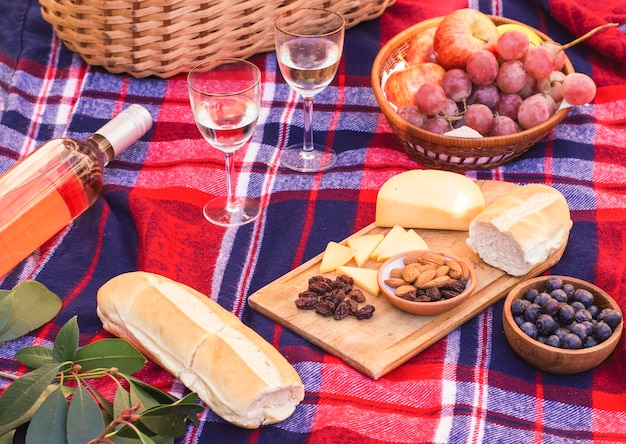 Pasto dell'angolo alto sulla coperta di picnic