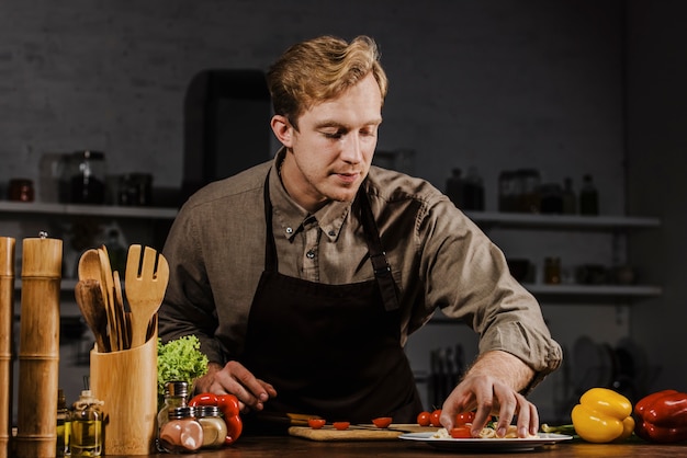 Pasto di placcatura chef a metà colpo