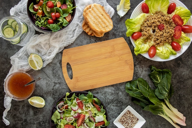 Pasto fresco con insalata sul tavolo