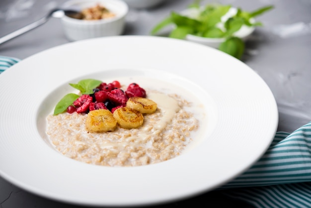 Pasto mattutino con cereali schiacciati e lamponi