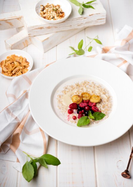 Pasto mattutino con frutta e cereali schiacciati