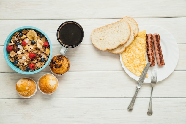 Pasto sano e assortito per la colazione