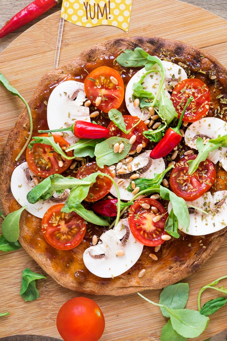 Foto gratuito pasto vegano delizioso sul bordo di legno