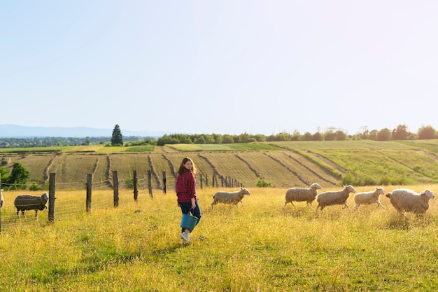 Pastore della donna del tiro lungo nel campo