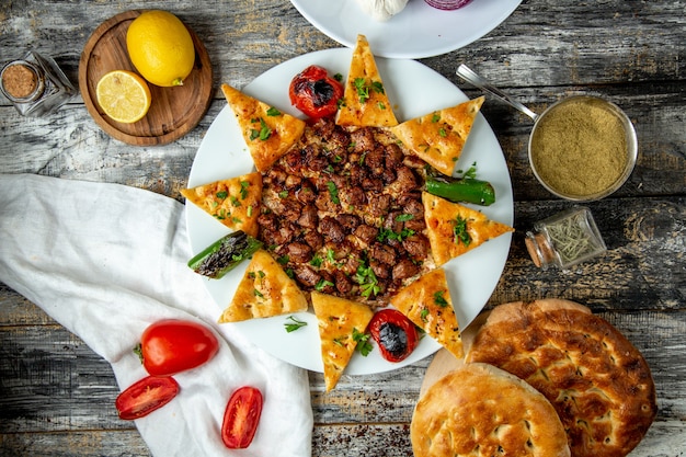 Patata fritta con l'uovo con la vista superiore del pane tagliato triangolo