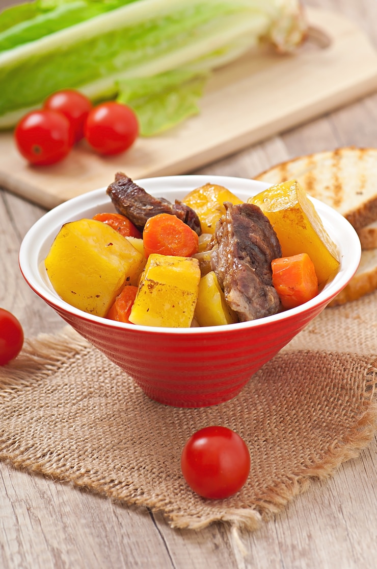 Foto gratuito patate al forno con carne