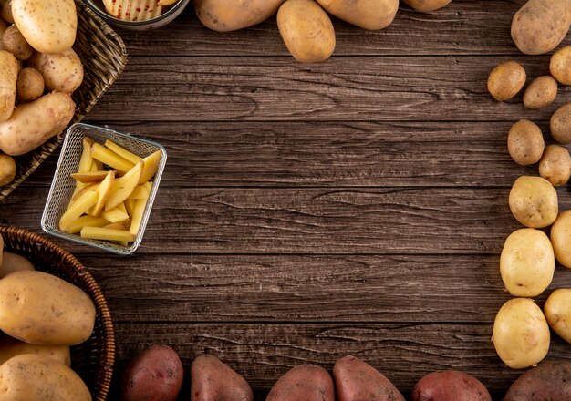 Patate crude rosse e tritate di vista superiore patate con lo spazio della copia su fondo di legno