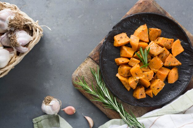 Patate dolci distese sul piatto nero