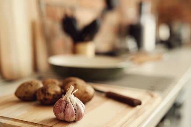 Patate e aglio in cucina