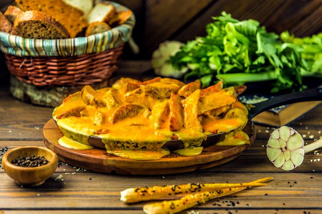 Patate fritte a forma di mela con formaggio giallo