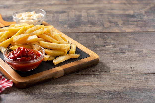 Patate fritte con ketchup e maionese