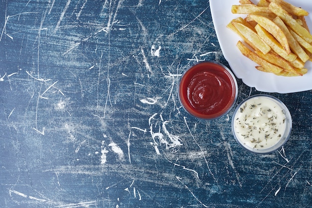 Patate fritte con maionese e ketchup.