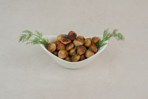 Patate fritte con verdure sulla zolla bianca.