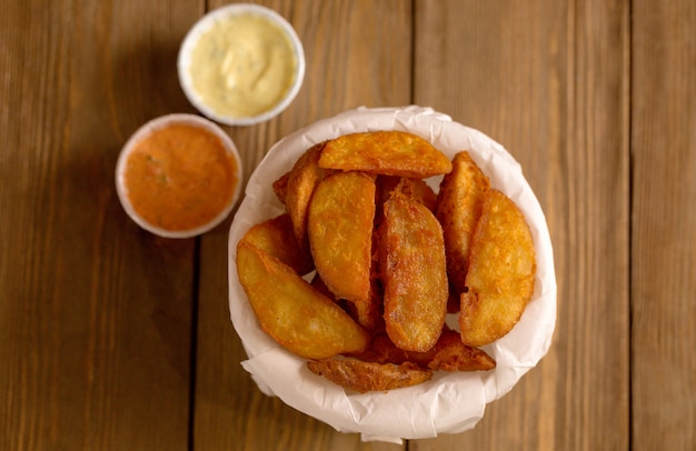 Patate fritte fatte in casa su un tavolo di legno