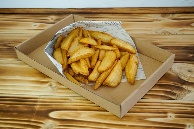 Patate fritte su un tavolo del ristorante