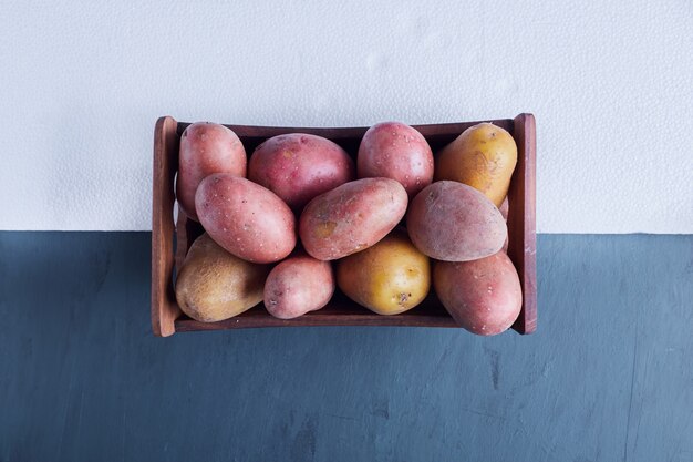 Patate in un cesto di legno.