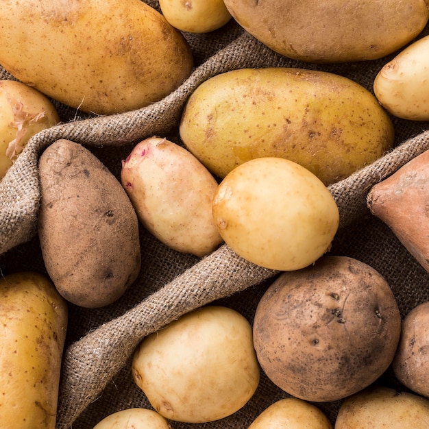 Patate naturali del primo piano su vestiti