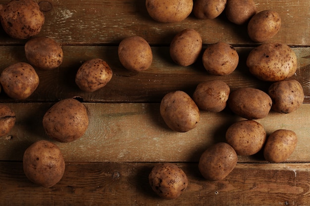 Patate non pelate rustiche su una scrivania