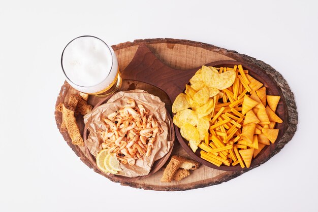 Patatine fritte con birra su bianco.