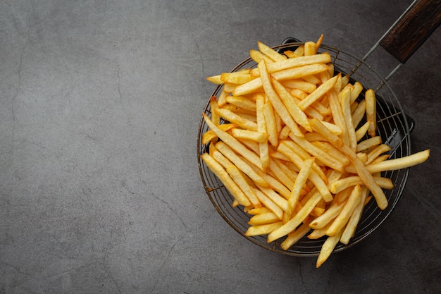 Patatine fritte croccanti con ketchup e maionese.