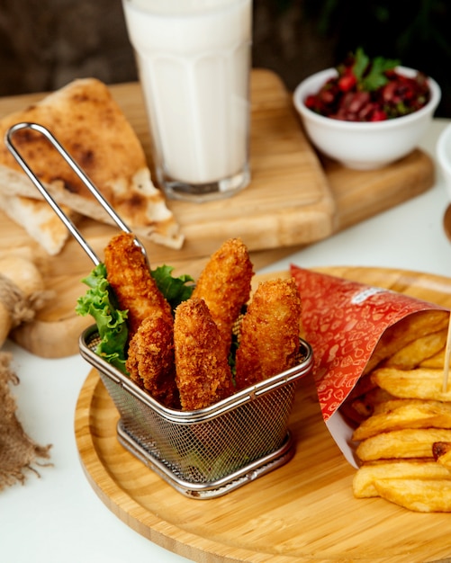 Patatine fritte e crocchette di pollo in pastella