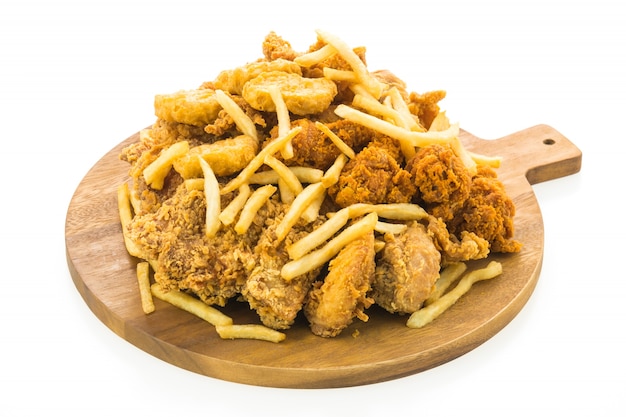 Patatine fritte e pollo fritto su piastra in legno