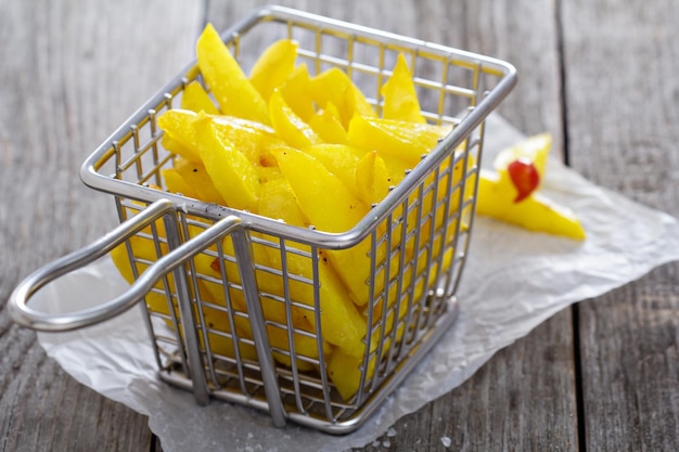 Patatine fritte fatte in casa in un cestello