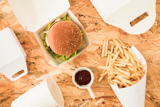 Patatine fritte; hamburger e patatine fritte su fondo di legno con testo