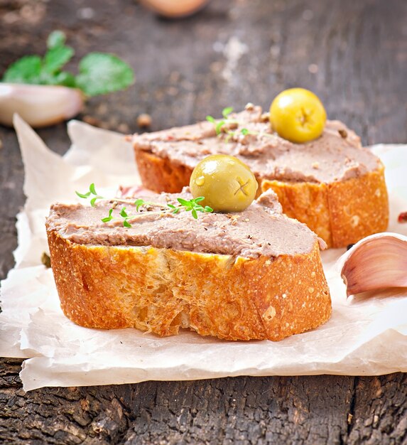 Patè di fegato di pollo spuntino di carne fatta in casa con salato e olive