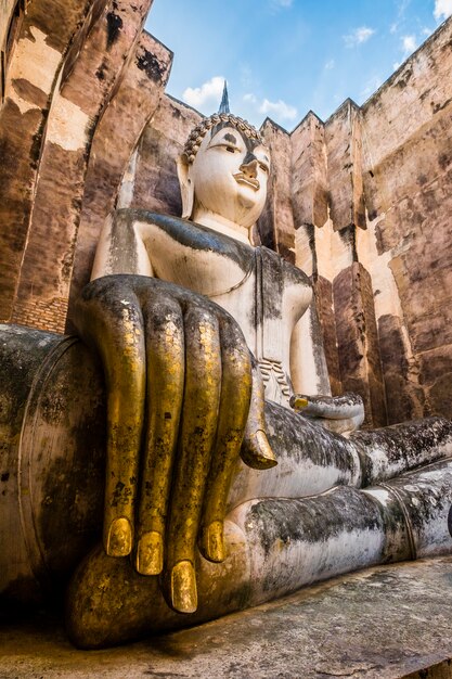 patrimonio antico enorme buddha e tempio in Thailandia