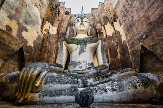 patrimonio antico enorme buddha e tempio in Thailandia