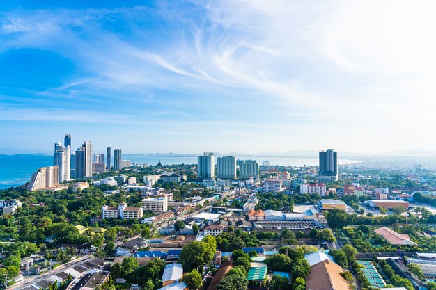 Pattaya Chonburi Tailandia - 28 maggio 2019: Il bei paesaggio e paesaggio urbano della città di Pattaya è destinazione popolare in Tailandia con la nuvola ed il cielo blu bianchi