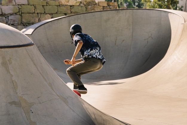 Pattinaggio sportivo urbano del ragazzo