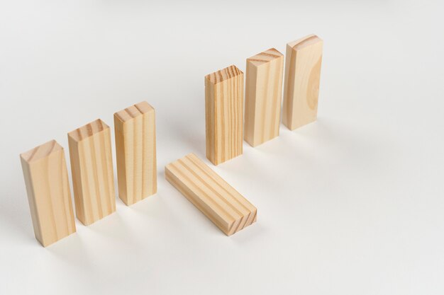 Pausa dell'angolo alto fra la caduta dei blocchi di legno