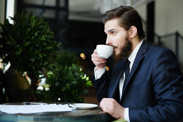 Pausa dell'uomo d'affari