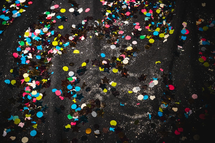 Foto gratuito pavimento con coriandoli dopo la festa