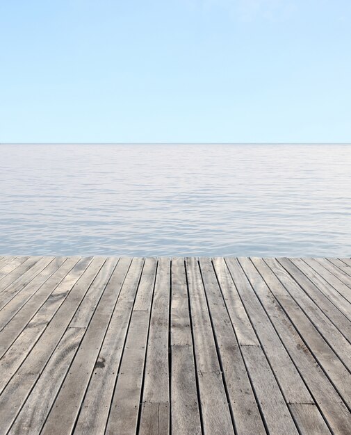 pavimento in legno e mare blu con onde e cielo blu chiaro