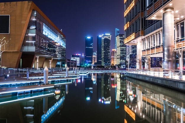 Pavimento vuoto con skyline moderno e costruzioni di notte a Shanghai