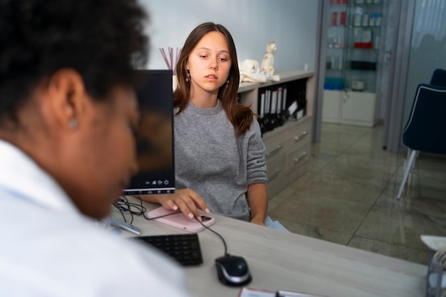 Paziente ad alto angolo all'appuntamento del medico