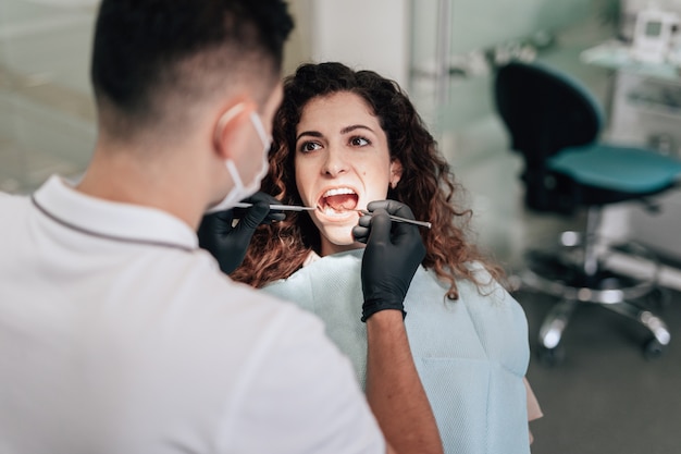 Paziente all'ufficio del dentista che ha un controllo