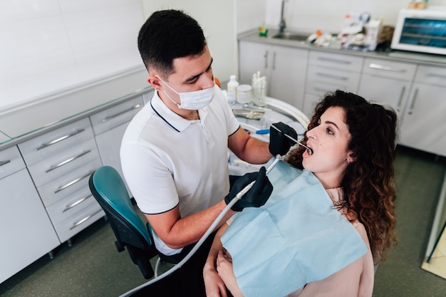 Paziente che ottiene pulizia dei denti dal dentista