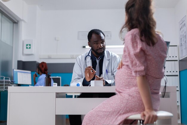 Paziente con gravidanza che parla con il medico di cure mediche