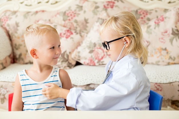 Paziente d&#39;esame del paziente del piccolo medico serio