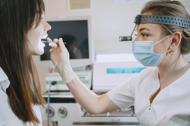 Paziente della donna nell'ufficio medico.