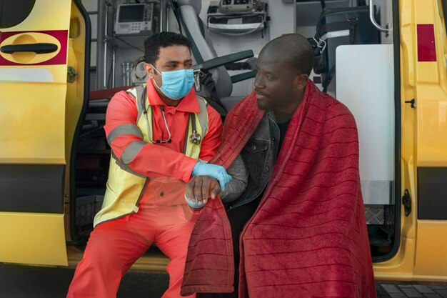 Paziente di controllo paramedico di vista frontale